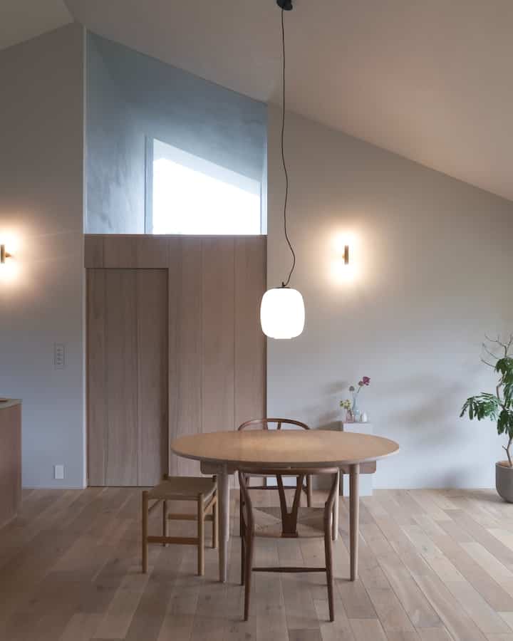 3連休、夏の大掃除をして
すっきりしている我が家🧹

#ダイニング #ダイニング照明 #ダイニングインテリア #花のある暮らし #ダイニングテーブル #円卓 #丸テーブル 