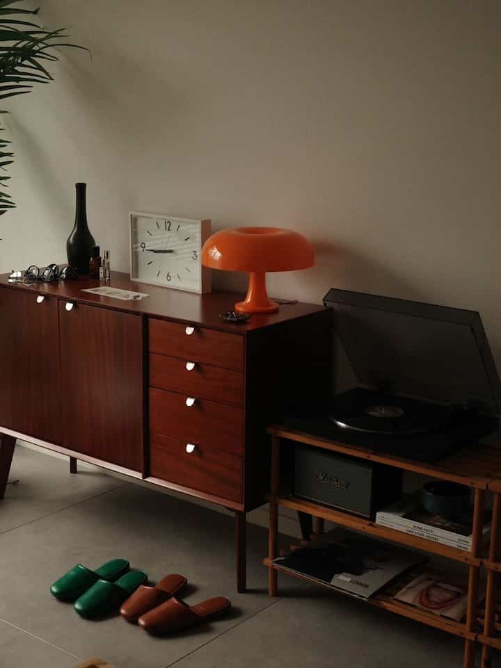 ✔️遂にレコードプレイヤーを手に入れました。スマホひらけばいつでも音楽を聴ける便利な時代に、一手間かけて音楽を聴くというのが何ともいいですね。
#北欧インテリア #北欧風 #北欧家具 #一人暮らし #シンプルな暮らし 