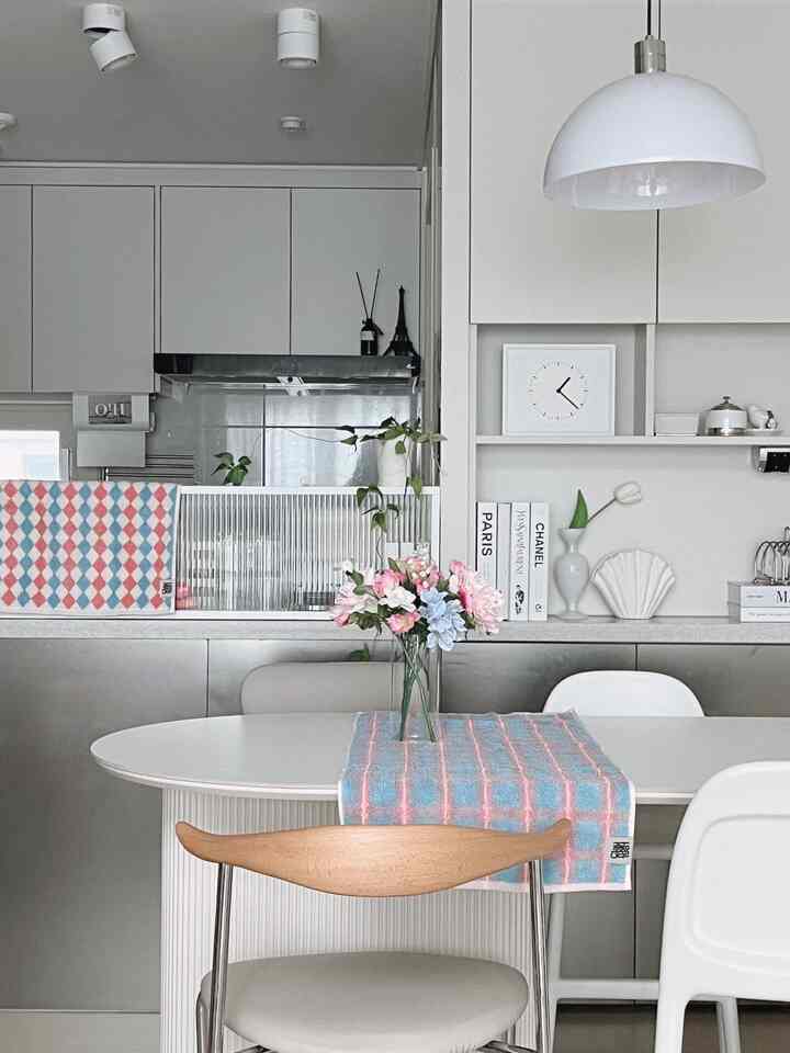 #오늘장면한컷
I just put up a pretty towel
A lovely dining space with pastel colors.
This towel with a cool pattern
is the Claumang 1981 exclusive towel!
It's longer than a regular face towel
so it doesn't come loose when you wrap your hair around it,
and it's Oeko-Tex Grade 1 so even newborns can use it!
I like that it doesn't get dusty because of the fine yarn. Above all, it's pretty😍

#Towel #타올추천 #클라우망 #클라우망1981 #다이닝룸 #다이닝테이블 #나무뜰 #세라믹식탁 #세라믹테이블 #다이닝룸인테리어 #다이닝공간 #다이닝룸꾸미기 #다이닝인테리어 #주방파티션 #오늘의가든 #나도크리에이터