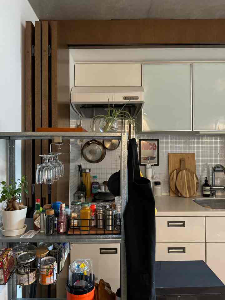 キッチンスペース🍳
調味料は全て見えるようにこの棚に置いています。
何があるかすぐにわかるし、インテリアとしても◎
#キッチン #キッチン家具 #キッチン小物 
#IKEA #IKEA家具 #IKEA棚 