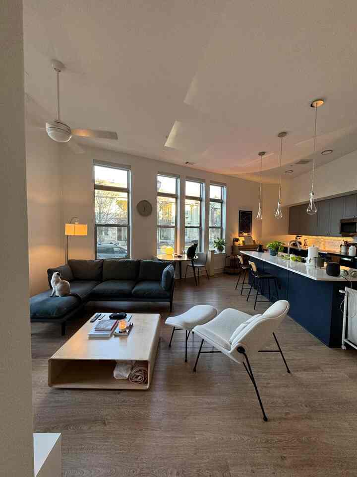 Obsessed with this modern blue kitchen! 💙✨ Cooking just got a whole lot more stylish! Credit: @juliacodes #KitchenGoals #ModernDesign #BlueVibes