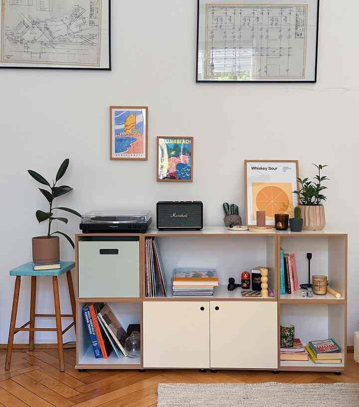 Love the blend of white and wood with colorful posters 🎨✨Credit: @mengmengliving #InteriorDesign #ArtisticVibes #HomeInspo