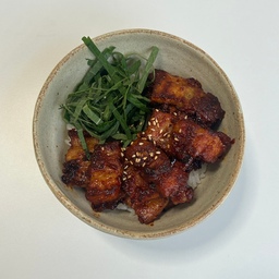 | 고추장삼겹살
고추장삼겹살 덮밥!
그냥 삼겹살도 맛있지만 빨간 고추장 양념이 먹고 싶어서 만들어보았어요 
🍚 재료
- 깻잎, 삼겹살, 고춧가루, 고추장, 올리고당, 설탕, 다진마늘, 굴소스, 후추
🍚 레시피
- 양념장 만들기 : 고춧가루1, 고추장2, 굴소스1, 올리고당2, 다진마늘1, 후추
- 삼겹살 굽고 잘라주기
- 잠시 빼놓고 설탕 두스푼 달궈진 팬에 넣고 녹여주기
- 그 위에 빼둔 삼겹살 넣어 설탕 코팅
- 양념장 넣고 구워주고 살짝 태워주면 더 맛있어요
- 깻잎 잘라서 밥 위에 같이 올려 덮밥 만들기
설탕코팅해주는거랑 잘태워주는게 뽀인트✨ 밥도둑 고추장삼겹살 🖤
+ 모두 일본에서 사온 아이템들과 플레이팅 ㅎㅎ 넘 귀엽죠?!🥹
열심히 걸어다니며 눈에 들어온것들 하나씩 겟 해왔어요 
#고추장삼겹살덮밥 #고추장삼겹살 #고추장삼겹살레시피 #삼겹살 #플레이팅 #덮밥 #덮밥레시피 #집밥레시피 #집밥일기 #자취요리 #1인밥상 #요리레시피 #홈쿡 #homecook #cookrecipe #가오나시 #주걱 #접시 #주방인테리어 #ftc4기이야기 