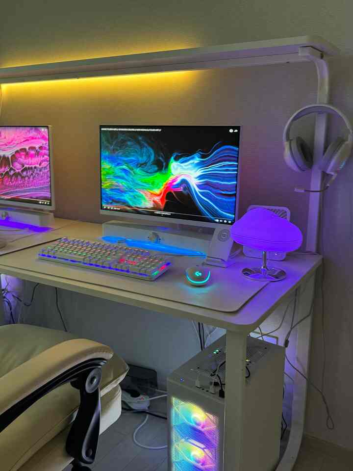 #カラーインテリア 
私たちのカップルのピーシールームのいつもの色は白ですが、隠された色はまさに＃rgb＃led💡💡🌈
普段はホワイトで🤍☁️
ゲームをする時はキラキラLEDのRGBカラーに変身🎮💜
ゲームするのが大好きですか？ㅎㅎ
