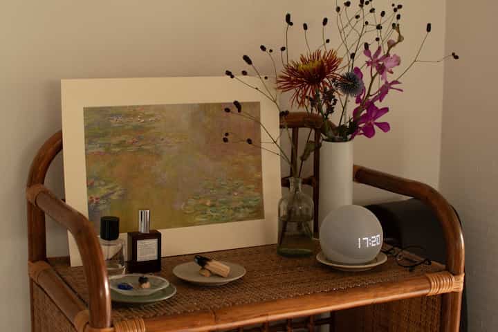 昨日、誕生日にお花が届いたから早速生けたよ🌼
　　
サプライズで届いてとっても嬉しかった🟠
　　
#1R #一人暮らし #賃貸 #japandi #Japanese #和モダン #ラタン #キャビネット #アンティーク #観葉植物 #お花 #ACTUS #京都暮らし #京都