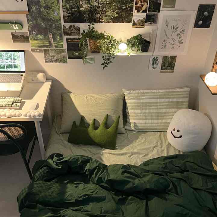 ナチュラルカラーのコンパクトな6畳の寝室、ベッドとデスク、植物が配置された雰囲気のあるインテリア