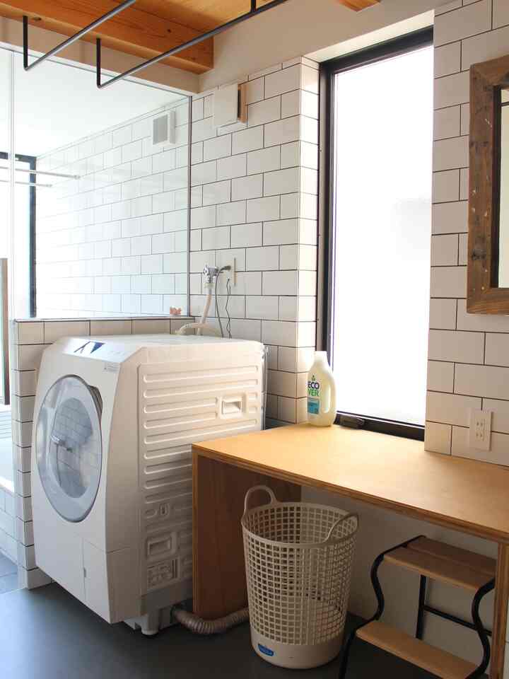 Kamar mandinya terbuat dari kaca sehingga memungkinkan banyak cahaya alami masuk. Rumah kami mempunyai tembok penahan, sehingga kamar mandi tidak terlihat dari jalan. Oleh karena itu, Anda bisa mandi dengan rasa terbuka tanpa khawatir terlihat. Jendelanya terbuat dari kaca buram, jadi lebih aman. Kami sadar menciptakan ruang yang membuat pekerjaan rumah di ruang cuci menyenangkan. Itu ruang favoritku.

#Ruang cucian #ランドリー用品 #ランドリーバスケット #ランドリールームのインテリア #バスルーム #洗濯機 #造作家具 #タイル #タイル洗面台 #タイル施工 #タイル浴室 #タイルの床