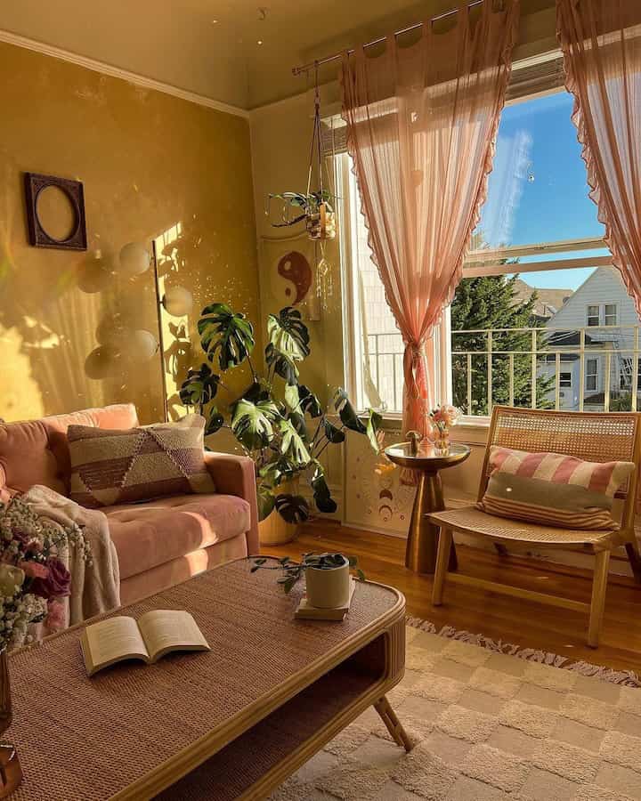 Rangkullah nuansa vintage modern dengan sentuhan kesempurnaan merah jambu di rumah bergaya kami. 💖🛋️ Kredit: @danniellajoy #ModernVintage #PinkSofaDreams