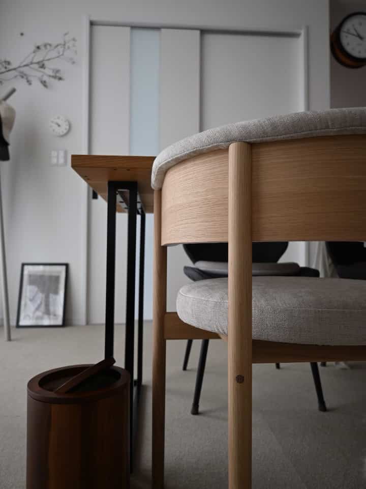 ナチュラルカラーとベージュトーンのダイニング、木製フレームのダイニングチェアが配置されたシンプルでナチュラルモダンな雰囲気のあるインテリア