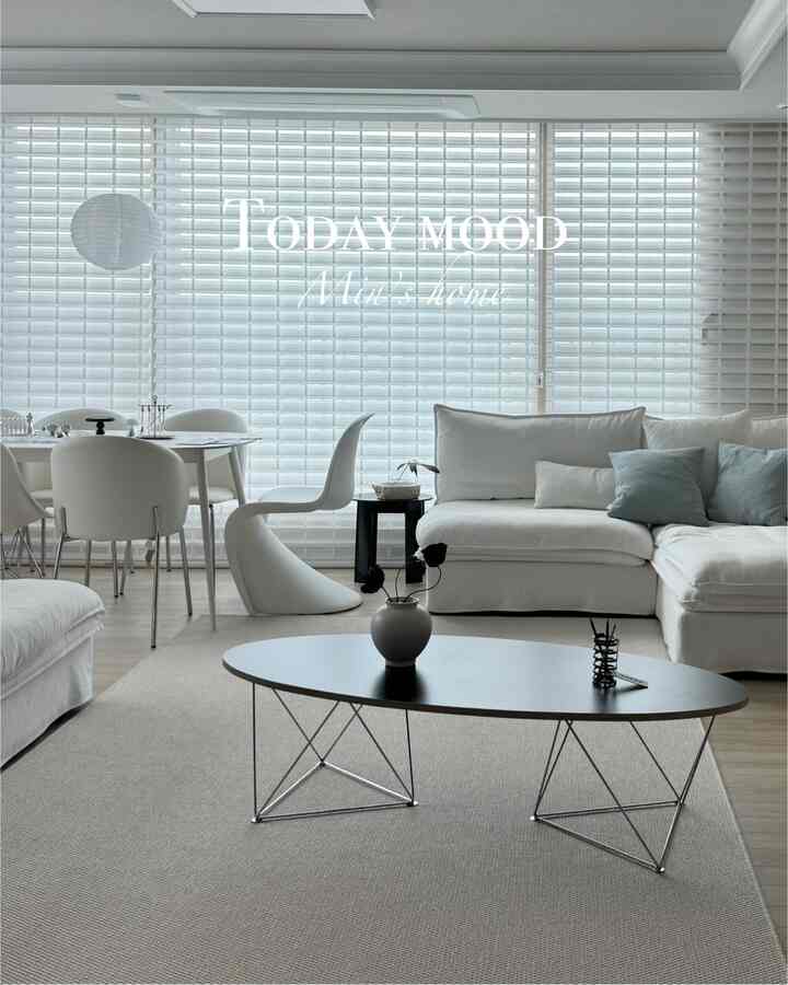 買い物かごに長い間入れられていた＃ビトラパントンチェア🤍
結局我が家に来た🫶🏻
ボディのカーブシェイプがとてもきれいで座るより 
見る時がもっと多いですが満足:)
#vitra #ヴィトラ #パントンチェア #リビング飾り #リビングインテリア #ブラック家具 #ブラックテーブル #ソファテーブル #ブラックインテリア #ホワイトインテリア #ブラックアンドホワイトインテリア #家の装飾 #ホームスタイリング #新婚旅行 #今日の家 #ホームスウィートホーム #homedecor #interior #セルフインテリア #monotoneinterior