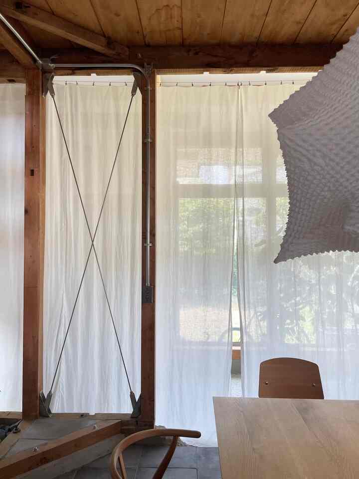 窓周り🪟

天井高さが3.3mあるので、カーテンはリネンをミシンでダーっと縫って作りました🪡

カーテンレールはIKEAのワイヤーで、ラフな空間に合うように。

柔らかい日差しがはいるので、お気に入りです☀️

#カーテン #窓周り #カーテンレール #リネンカーテン #ダイニング #LDK #リビング #カーテンインテリア #カーテンスタイリング 