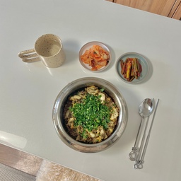 #오홈스토랑 #홈스토랑
부모님이 좋은 전복을 선물받았다며
제꺼를 남겨놨다고 하셔서 어제 받아왔어요🤭
그래서! 전복솥밥 해먹었습니다아🫶🏻
#전복솥밥 #솥밥 #전복 #주말에제일바빠 #주말 #집에서제일바빠 #반원테이블 #반원형테이블 #반타원테이블 #화이트테이블 #테이블 #식탁 #수저세트  #수저 #투명매트 #식사 #식사테이블 #식사공간 #오늘의우리집