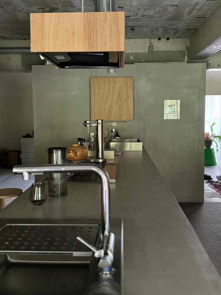 キッチンカウンターに洗面台がある配置
左右両方から使えるので◎


#マンションリノベーション
#造作キッチン
#モルタル天板