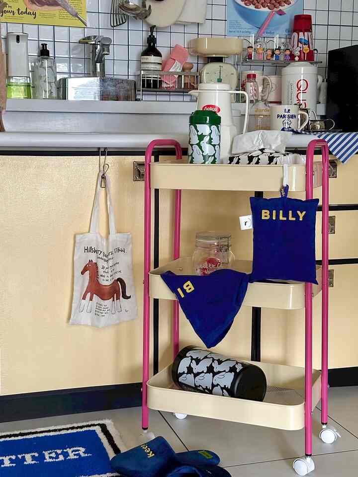 My new 3-tier wagon 🫶🏻
All the colors were so cute that I had a hard time deciding
but I chose cream yellow x pink 💛🩷
I love butter colors 🧈
I store my kitchen accessories here 🥣
It has casters so it's easy to move around!

#dining #ダイニングインテリア #キッチン #キッチン小物 #キッチン家具 #ワゴン #収納 #収納整理 #インテリア小物 #インテリア