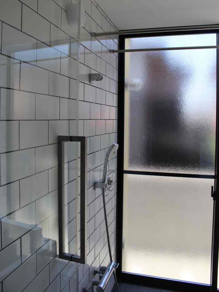 ガラス張りのお風呂は開放感がありとってもおすすめです。日中は光がふんだんに入ってくるのでランドリールームとしても活躍します。浴室内に鏡を設置しておらずシンプルな空間に仕上げました。お掃除もラクです。

#バスルーム #bathroom #タイル施工 #タイル #tile