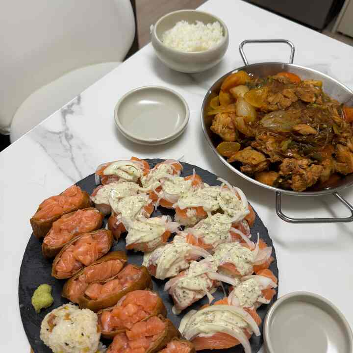 Today's dinner pick "Salmon Sushi, Andong Jjimdak"

A full meal with salmon bought at the mart~
The Jjimdak was a perfect meal!

I eat Jjimdak to eat noodles
What are your dinner picks for today???

#Andong Jjimdak #연어초밥 #유부초밥 #찜닭 #연어 #저녁메뉴
#Dinner #일상공유 #일상 #맞팔 #선팔 #플레이팅필살템