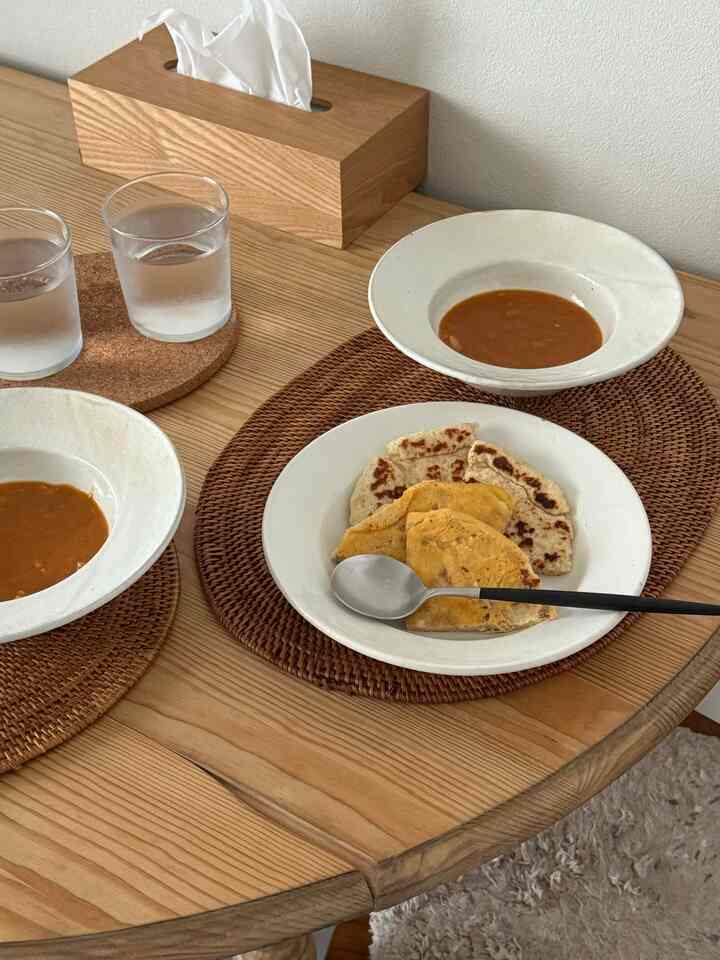 ナンカレー🫓♡

#賃貸インテリア #賃貸暮らし #二人暮らし #アンティーク #狭い部屋 #猫とインテリア #1LDK #二人暮らしインテリア #古道具 #おひるごはん #食器好き #作家さんの器 #ダイニングテーブル