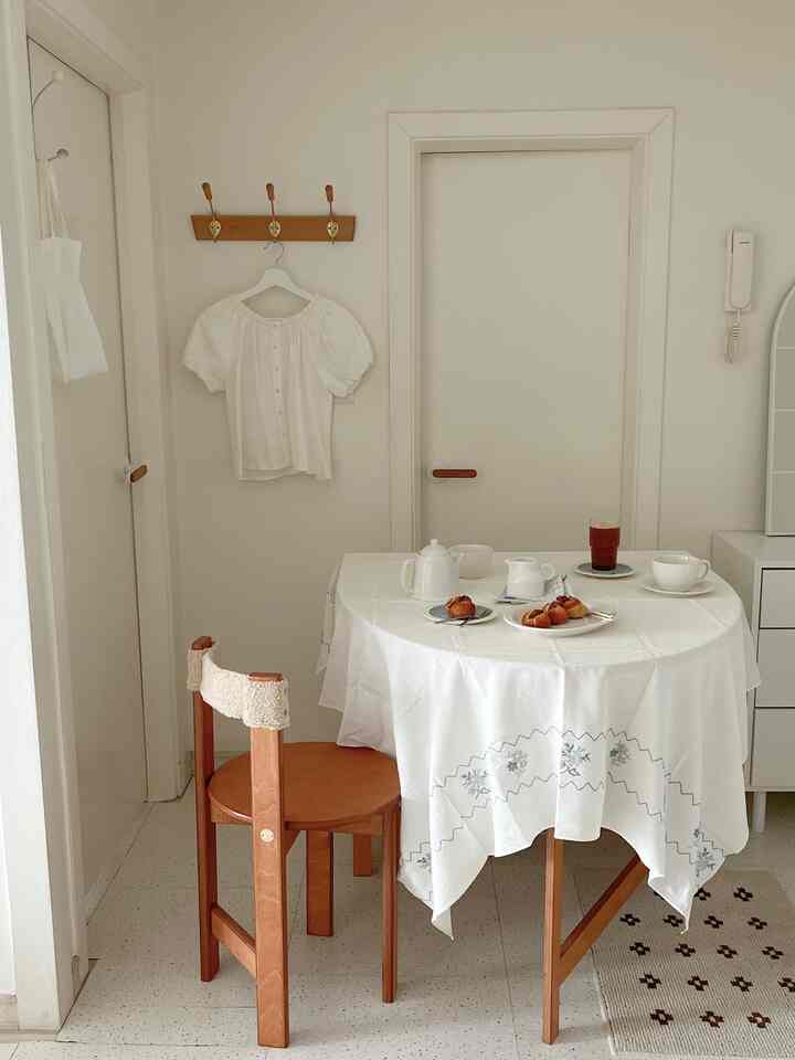 白と木目調が調和する小さなダイニング空間、ヴィンテージ感のあるナチュラルなホームカフェのセッティング