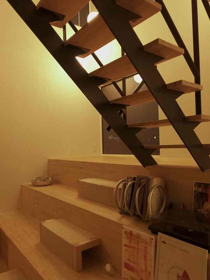 レコードラックをやっと購入しました🎧木の階段にスタイリッシュさを取り入れたくてステンレスの素材で探していました。デザインは圧迫感がでないもの🐀デザイナーズ家具と迷いましたが、こちらに🙌
#レコードラック #アートオブブラック #マガジンラック