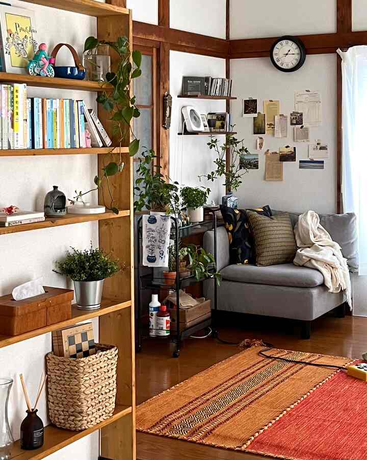 ナチュラルな木目調とグレーのソファが調和した、居心地の良い一人暮らしのリビング