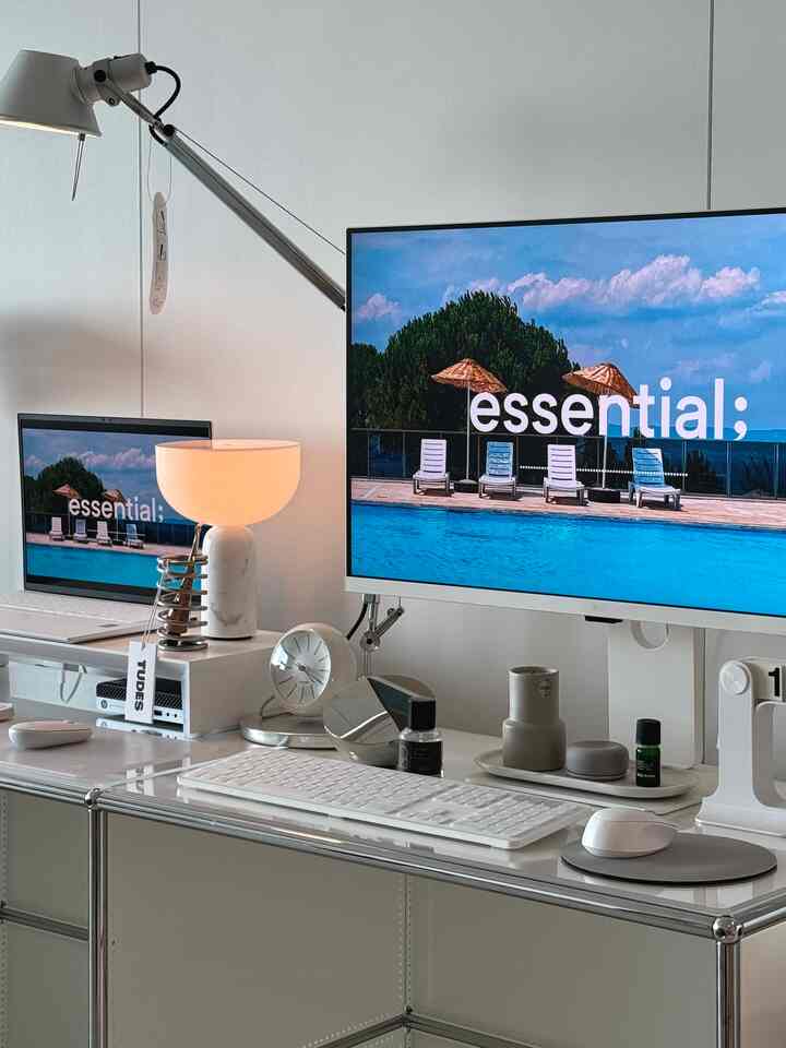 Saya sangat menyukai studi ini karena dapat mengubah nuansa setiap musim.
Ruang belajar di rumah kami tidak memiliki ruang belajar tersendiri,
Letaknya di salah satu sudut ruang tamu.
 
#Deskterrier #데스크테리어 #서재인테리어 #서재꾸미기 #아르떼미데 #블루투스키보드 #로지텍 #로지텍페블 #스마트모니터 #스마트모니터추천 #lg스마트모니터 #usm #usm책상 #모듈책상 #아르네야콥센 #아르네야콥센시계 #아르네야콥센탁상시계 