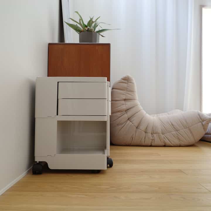 収納見直しの為ボビーワゴンを購入。
色は日本限定色のストーンホワイト。

#bobywagon
#ligneroset
#togosofa