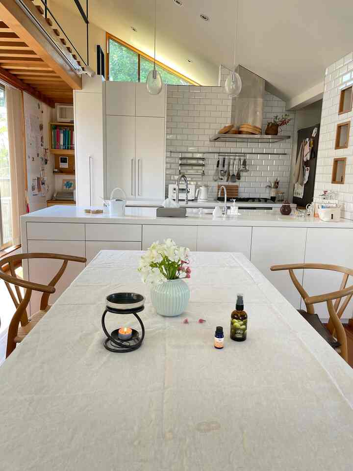 #リビング 
#テーブルクロス 
#三角窓
#2階リビング
#明るいリビング