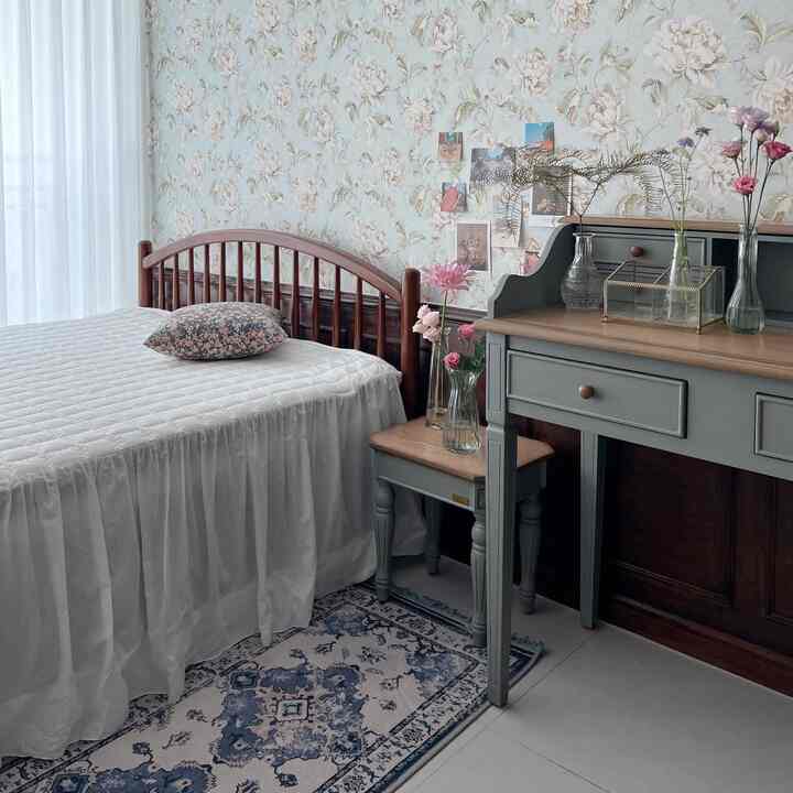One of the small rooms in the main house
This is the room where guests come and sleep.
It's an expensive(?) room with expensive imported wallpaper.
🥀🌹⌛️🕰️🪔🚪🪞



#Guest room #게스트룸인테리어 #침실인테리어
#Antique interior #앤틱가구 #앤틱소품 #앤틱
#Imported wallpaper #꽃무늬벽지 #침실꾸미기 #침실스타일링 
#Homestyle #홈데코 #러그 #바네스데코 #앤틱침대 
