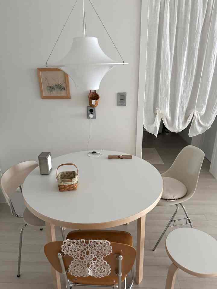 ファブリックと小物に狂っている最近 🙂‍↔️
特にビンテージファブリックを集めるのは楽しいです。

そして一目惚れしたリネンカーテンまで気に入って 

＃デスクテリア＃照明インテリア＃ホワイトインテリア＃ホームオフィス＃デスク飾り＃ホームカフェ＃今日の家＃デスクデコラ＃デスクセットアップテーブル＃サークルテーブル＃アルテック＃椅子＃スツール＃フレーム