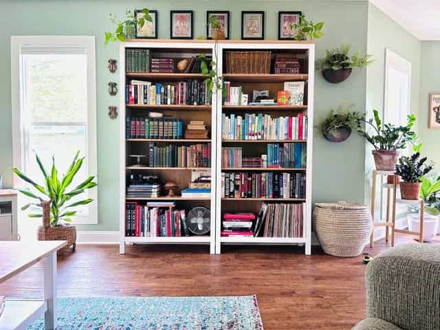 Finding comfort in shades of green 💚✨ Credit: @PheebsInOrbit #GreenInteriors #CozySpaces