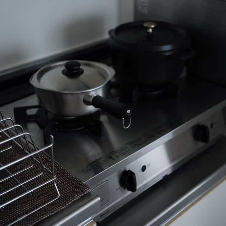 This is the first time I've taken a picture of my kitchen.

It's not in focus, but...
I got a good angle so I'm posting it.

I try not to put too many things around the kitchen. I think it would be great to have things there, but I'm worried about oil splashes and dust, so I can't put them there...I wonder how everyone else deals with this.

#kitchen #柳宗理 #STAUB #GeorgJensen