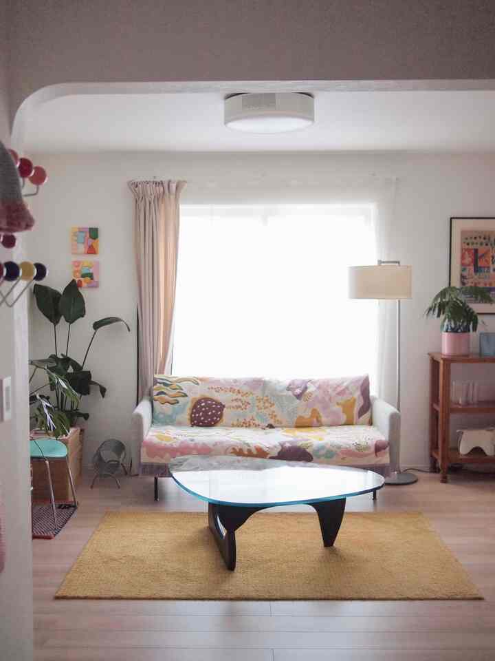 Ruang tamu di pagi hari 🌿 Selimut besar yang saya terima dalam kondisi bagus! 🧜 Warna-warna penuh warna yang lembut dengan dasar putih adalah yang paling menenangkan 🥳🫶

#Rumah siap pakai #建売 #カラフルなインテリア #colorfulhome #ソファカバー #リビング #ローテーブル #アーチ型壁
