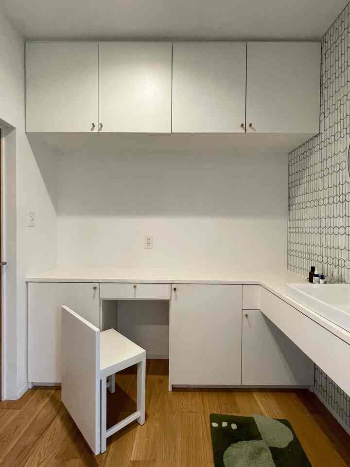 洗面室の造作収納の一部が
椅子になっています🪑

洗濯物畳む時や、ドライヤーをする時に
座ることができて
ふだんは収納に納まっているので
スッキリした洗面室に✨

#造作収納 #造作洗面台 #ランドリールーム #脱衣室 #洗面室