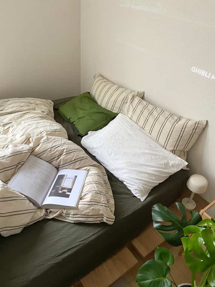 北欧×ジブリの音楽が合う寝室に模様替え
オリーブグリーン×ストライプの組み合わせやってみたかった🌳
結構いい感じになりました

#北欧インテリア #ジブリ #ベッドサイドテーブル #ナチュラルインテリア #観葉植物 