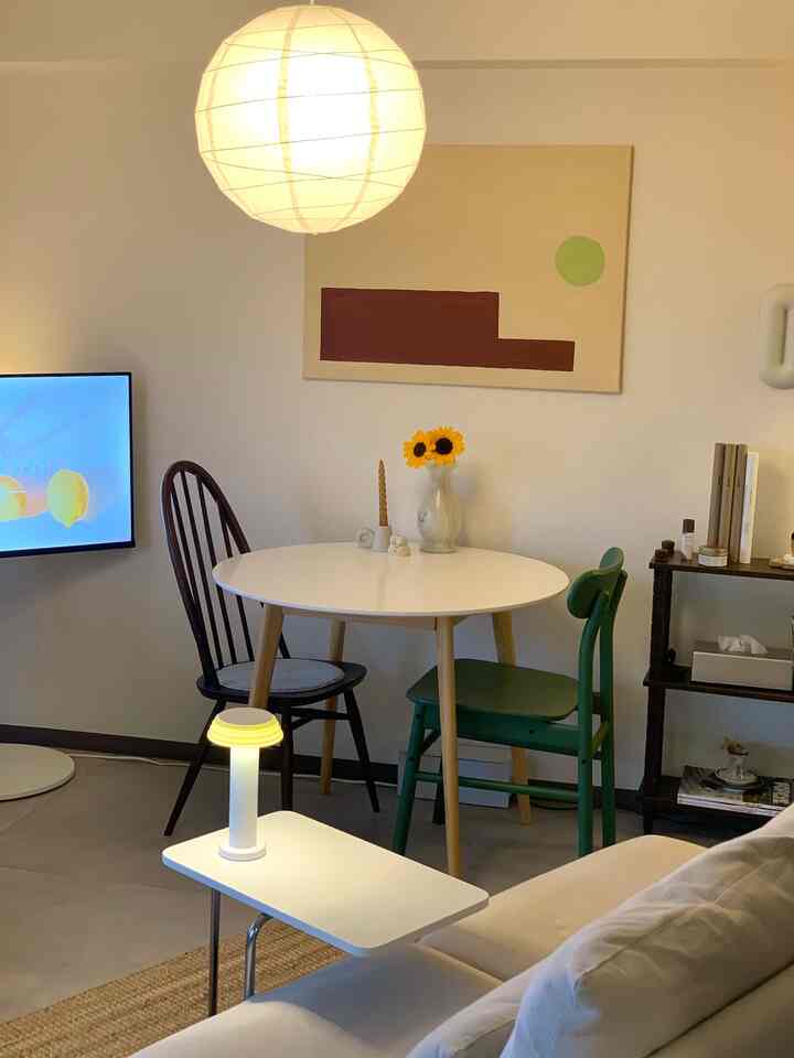 I love how the sunflowers on the dining table and the art I made look well balanced🌻´-
#IKEA #IKEA照明 #IKEA収納 #アート #ラウンドテーブル #リビング植物