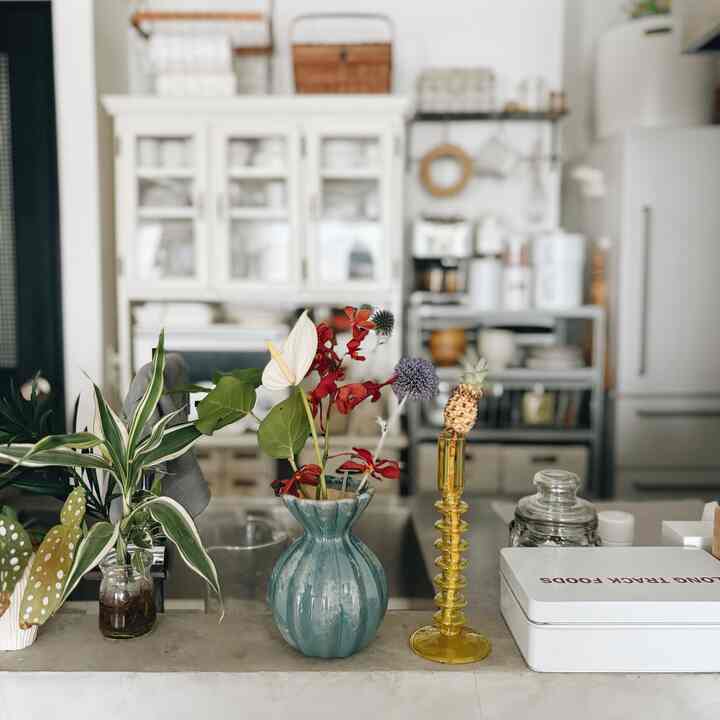 Ohouseさんからギフトで頂いたフラワーベースに小さなパイナップルが可愛い🍍トロピカルなキッチン💛
#フラワーベース #花瓶 #花瓶インテリア #花のインテリア #キッチン 