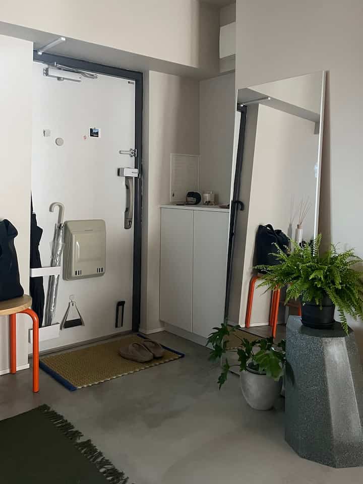We bought a new full-length mirror and it has become a much more spacious space!

It's unbreakable, light, and large, and I'm already loving it

And finally, there's greenery in the entranceway🪴

We've also added a stone-like stool that goes well with the mortar🪨

#renovation #マンションリノベーション #howwelive #mylvngrm

#apartmenttherapy #apartmentinterior

#interiordesign #interiordecor #interiorinspo

#interiorgreen #観葉植物 #モルタル土間

#hay #ArnoldCircusStool