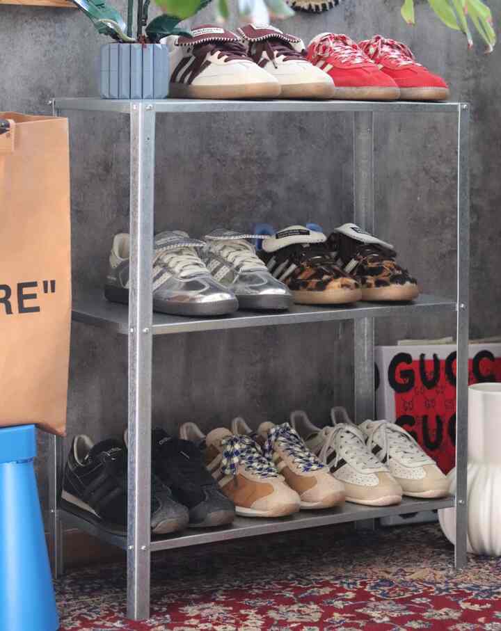 クローゼットで服をたたんで置く予定で買いましたが
部屋の雰囲気とあっていたのでスニーカーを並べました😋

#棚 #IKEA棚  #IKEA家具 