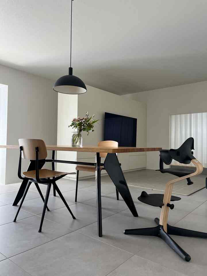 I searched a lot for a baby chair.

STOKKE's Nomi Chair
fits in with midcentury interiors and is very functional.

#midcentury
#babychair
#STOKKE
#vitra
#HAY
#midcentury
