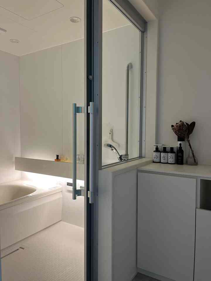 シンプルなバスルーム

サイズは1618だけど、クリアドアを採用した事と壁色はホワイトにしたことで広く感じるの〜！

Austin Austinのトイレタリーもとってもいい香りで、お風呂時間が至福のひと時🛁

#バックマリオンドア
#積水ホームテクノ
#AustinAustin
