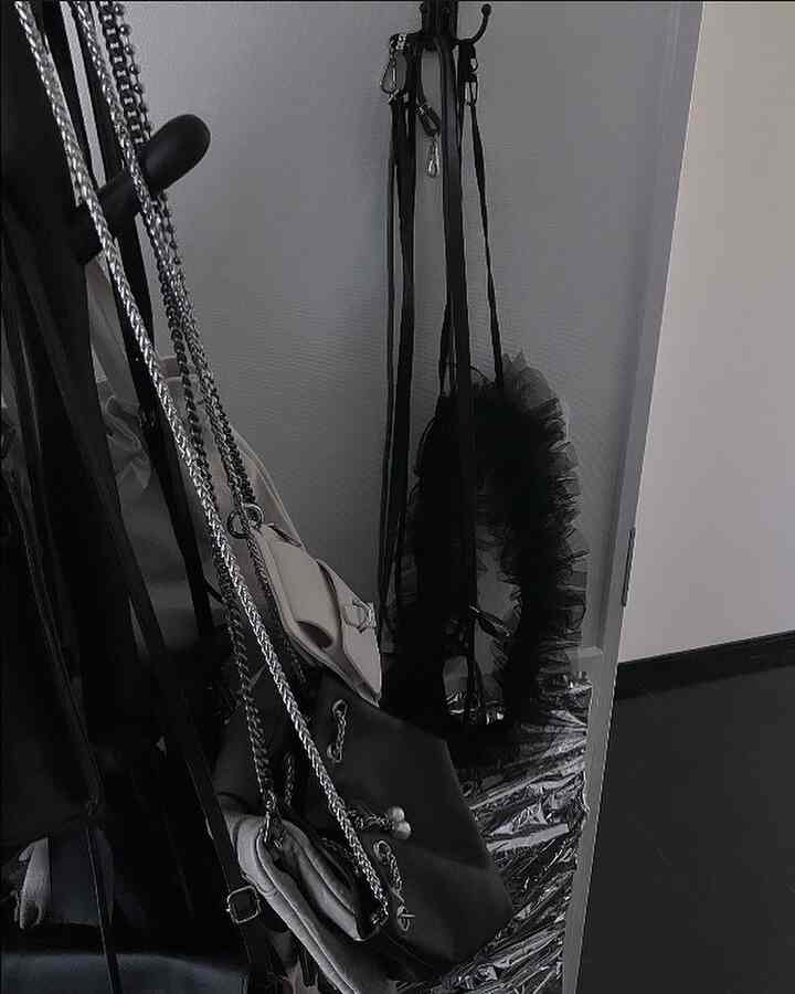 洋服部屋

ご縁がありコマンドフックのモニターをさせて頂きました。
壁を傷付けず設置できるもので穴をあけなくない場所に気軽に設置できるのがすごくよかった。
取り外しの時も壁がどうなるのか気になったけど綺麗に外せてこれはすごくいい。
以前はカラフルなカラーしか取り扱いがなくて諦めていたけど今回ブラックとシルバーが発売されたので色んな場所に使おう。
#モニター #コマンドフック #フック #壁を傷付けない #収納 #シンプルライフ #シンプルな暮らし #無機質 #無機質インテリア #myroom #洋服部屋 #shein #スマホショルダー #キーリングネックレス #gu #ファッション雑貨 