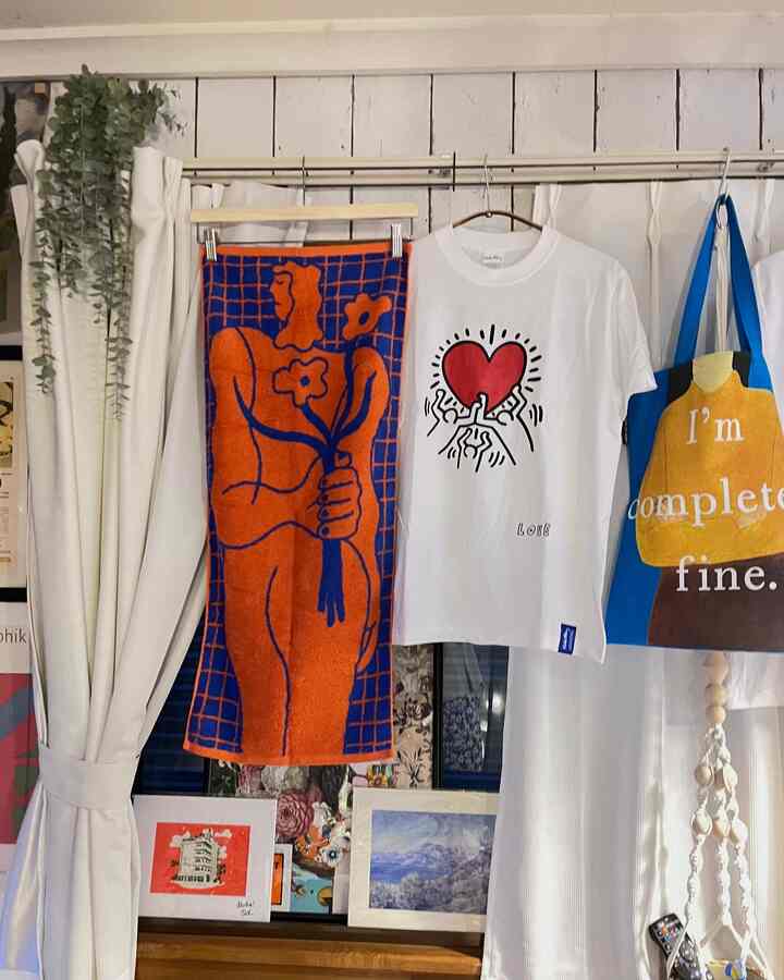 最近はカーテンレールにTシャツやタオルを飾るのにハマってる
#ディスプレイ #Tシャツ #カラフル 