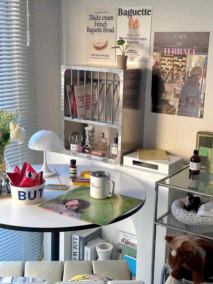 O'gre Stainless Kitchenrack S size
I tried placing it on the floor in the living room and bedroom😝
Isn't it cute to put it in the living room?
Personally, I like hanging it on the wall in the bedroom or placing it here in the living room🫶🏻The S size is light and small, so it's easy to hang it on the wall or place it on the floor, so I really like it🤍
My recommended interior🫶🏻🫶🏻

#VAMIR #韓国インテリア #収納 #収納棚 #リビング #リビング収納 #リビングインテリア #マイホーム #海外インテリア #マイルーム #マイホームインテリア #マイルームインテリア