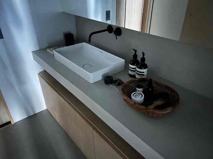 朝一番の凛とした洗面台。
5時起きの頭と脳と体を覚ましてくれる場所です。
気候と気分によって、使うコスメもチェンジさせて。

#洗面台
#造作洗面
#ミニマム
#Aesop
#accakappa
#スカルプケア
#アロマ