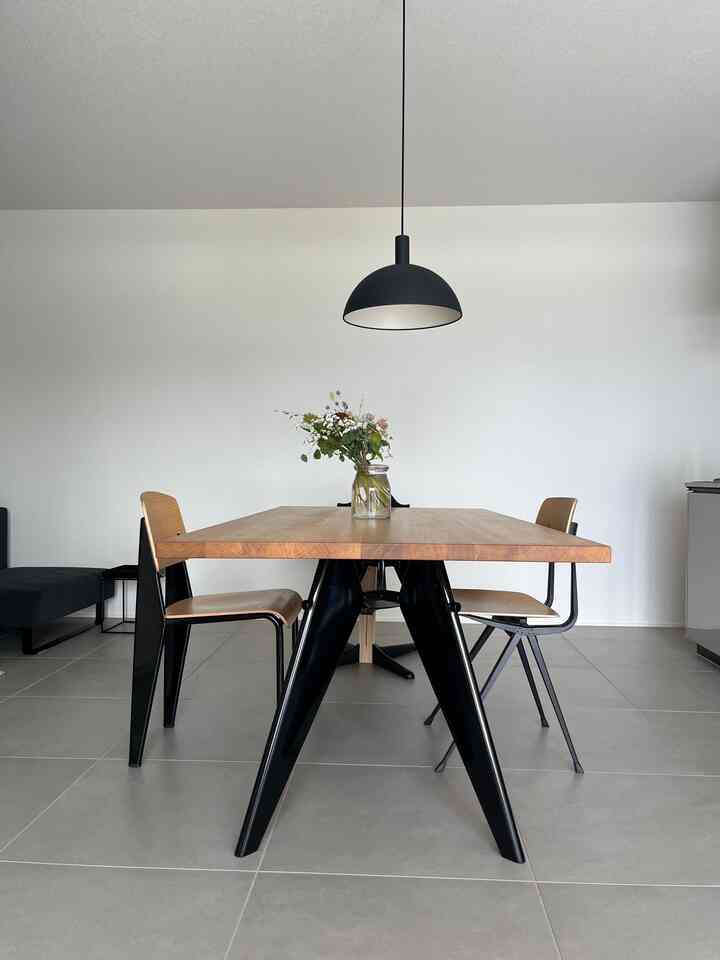 このアングルが1番すき〜♡

そろそろ、新しいチェアを迎え入れたい願望がでてきました。
なにか、おすすめあれば教えてください..!笑

#vitra
#midcentury
#hay
#タイルインテリア 
#standard
#Flower