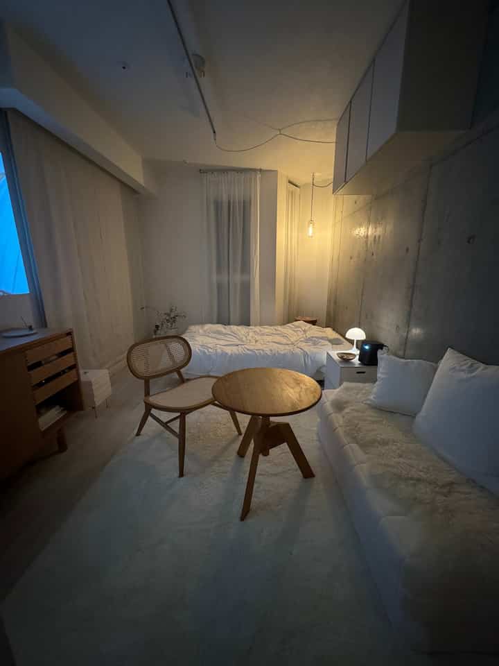 引越しからもうすぐ1ヶ月

部屋にも少しずつ慣れてきました

一旦家具もレイアウトしましたが
この部屋に合わせて少し変える予定です＾＾
#朝の部屋
#夜の部屋
#1K 