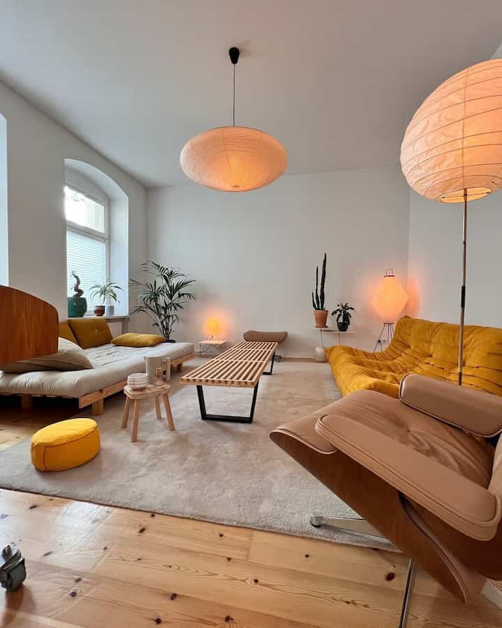 Embracing the warmth of a wooden living room with a touch of stylish lighting!🌲💡Credit: @minimal_interior_space
#woodencabinet #woodeninterior #lighting #floorlamp