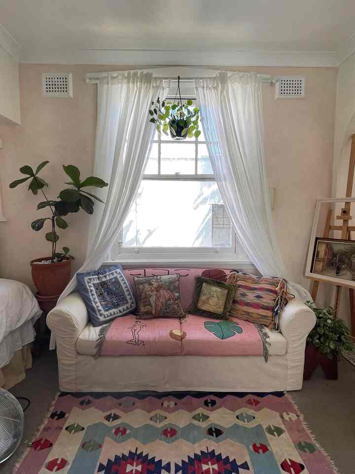 Highlighting a unique fabric rug in the living room for that extra touch of style!Credit: @ dizzyhanna  🏠✨
#cozylivingroom #cozyhouse 