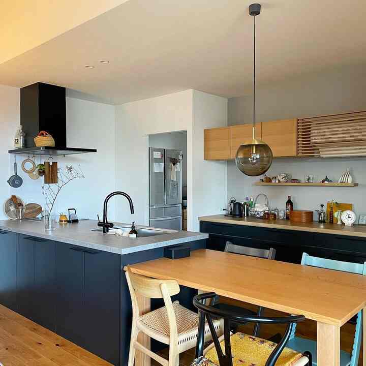 いつかのキッチン&ダイニング
たまには椅子の位置を変えてみたり。子供らがストッケを卒業したら、どんな椅子にしようかな…なんて妄想を膨らませて楽しんでます😂
#キッチン家具 #椅子おすすめ #ダイニングインテリア #ブラックキッチン 