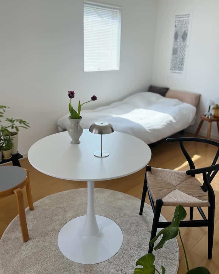 ZARAHOMEのランプはお手頃なのに、3段階調整できてコードレスなのが嬉しいポイントです☺️
デザインも素敵。

#一人暮らしインテリア #北欧風インテリア #ラウンドテーブル #テーブルランプ 